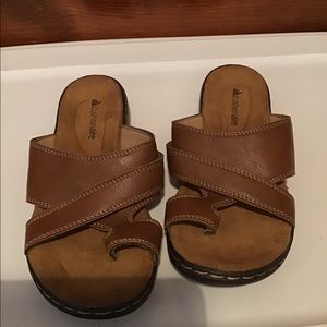 NWOT - Cushionaire Toe Ring Sandals.